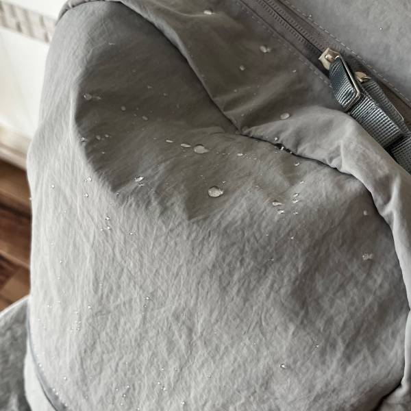 年末年始のお出かけスタイルを見直すなら今！ 充実の機能で驚くほど軽い「撥水リュック」[PR]