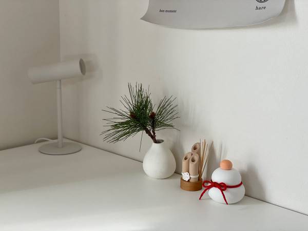 お正月飾りは、タペストリーと小さな門松で暮らしを身軽に、丁寧に。[PR]