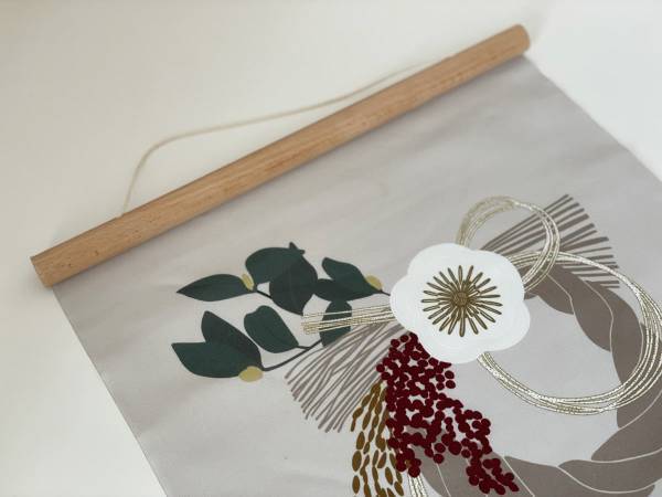 お正月飾りは、タペストリーと小さな門松で暮らしを身軽に、丁寧に。[PR]