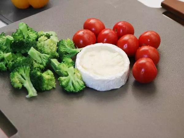 材料を切って並べるだけ!マルチグリドルで叶う「超簡単チーズフォンデュ」