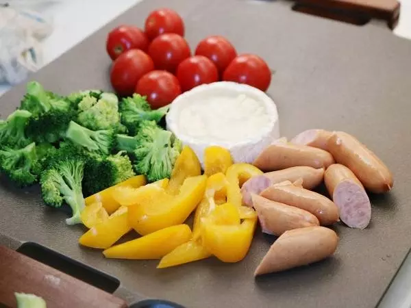 材料を切って並べるだけ!マルチグリドルで叶う「超簡単チーズフォンデュ」