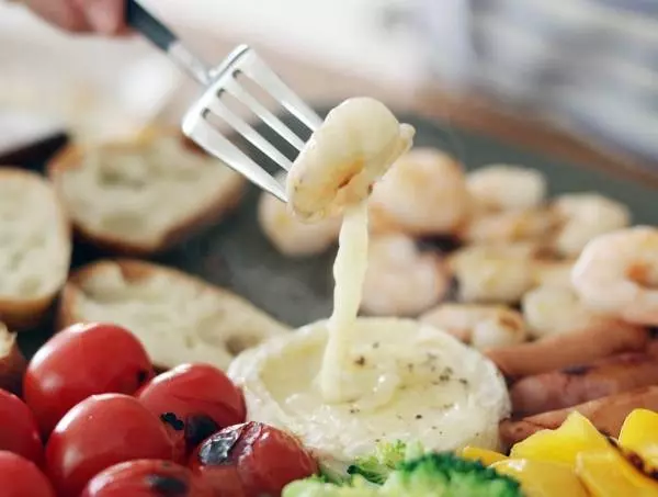 材料を切って並べるだけ!マルチグリドルで叶う「超簡単チーズフォンデュ」