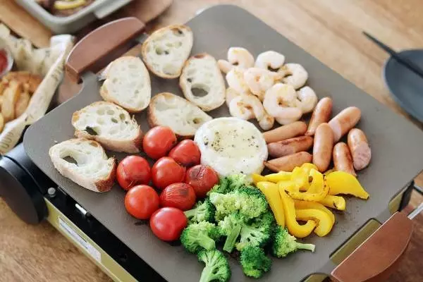 材料を切って並べるだけ!マルチグリドルで叶う「超簡単チーズフォンデュ」