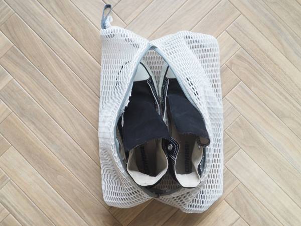 面倒な上履き洗いとサヨナラ！ 洗濯機で丸洗いできる「シューズ丸洗いネット」使用レポ