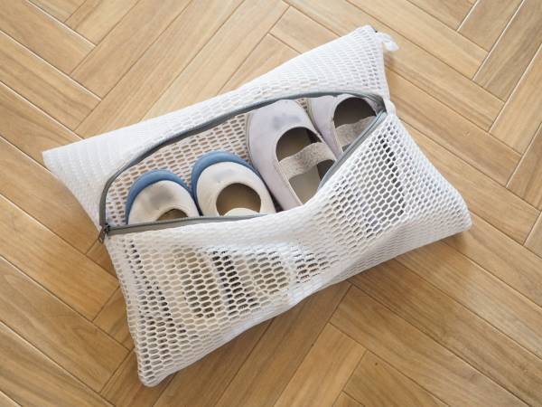 面倒な上履き洗いとサヨナラ！ 洗濯機で丸洗いできる「シューズ丸洗いネット」使用レポ