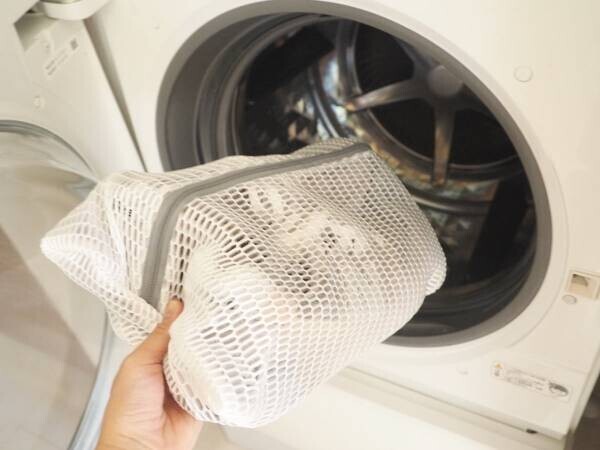 面倒な上履き洗いとサヨナラ！ 洗濯機で丸洗いできる「シューズ丸洗いネット」使用レポ