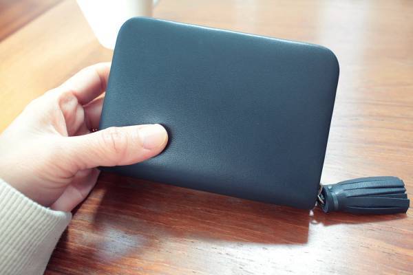 使い勝手もセンスも良い。大人が持ちたいラムレザーのミニ財布。[PR]