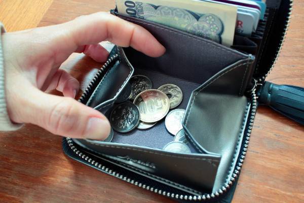 使い勝手もセンスも良い。大人が持ちたいラムレザーのミニ財布。[PR]