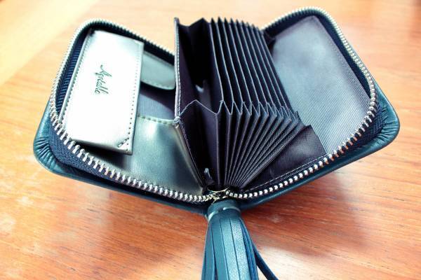 使い勝手もセンスも良い。大人が持ちたいラムレザーのミニ財布。[PR]