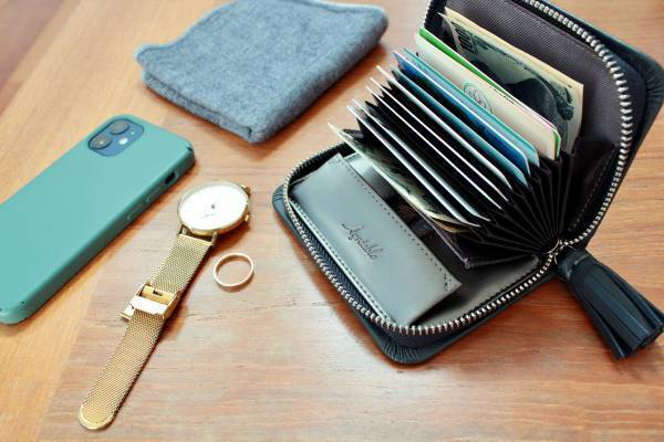 使い勝手もセンスも良い。大人が持ちたいラムレザーのミニ財布。[PR]