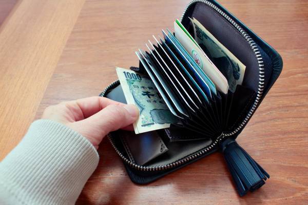 使い勝手もセンスも良い。大人が持ちたいラムレザーのミニ財布。[PR]