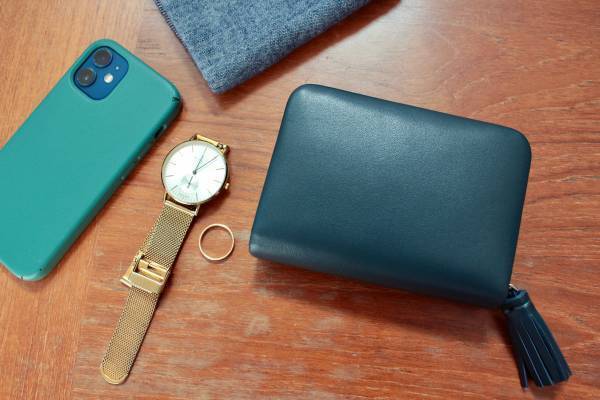 使い勝手もセンスも良い。大人が持ちたいラムレザーのミニ財布。[PR]