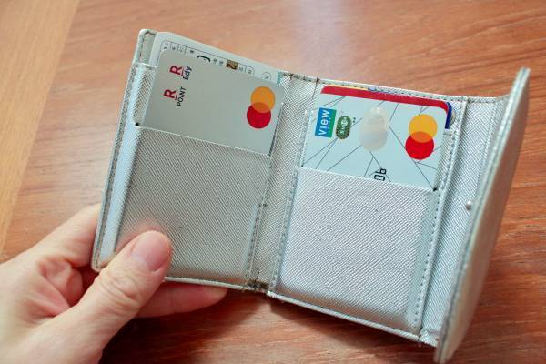 使い勝手もセンスも良い。大人が持ちたいラムレザーのミニ財布。[PR]