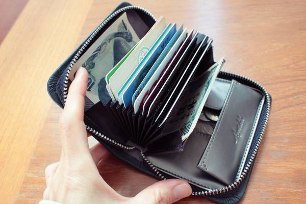 使い勝手もセンスも良い。大人が持ちたいラムレザーのミニ財布。[PR]