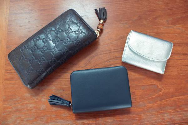 使い勝手もセンスも良い。大人が持ちたいラムレザーのミニ財布。[PR]