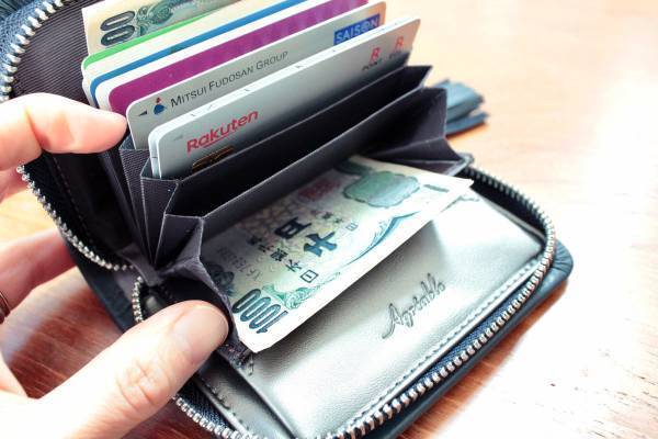 使い勝手もセンスも良い。大人が持ちたいラムレザーのミニ財布。[PR]