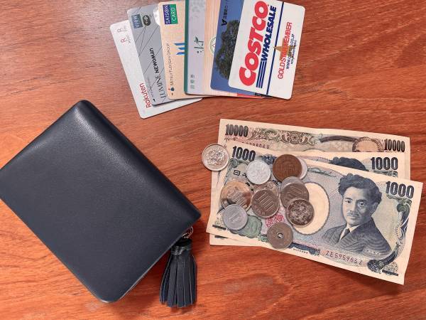 使い勝手もセンスも良い。大人が持ちたいラムレザーのミニ財布。[PR]