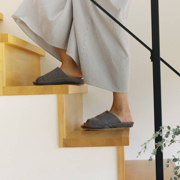 正しい歩き方にお手軽矯正！毎日履きたくなる「bon moment　健康スリッパ」[PR]