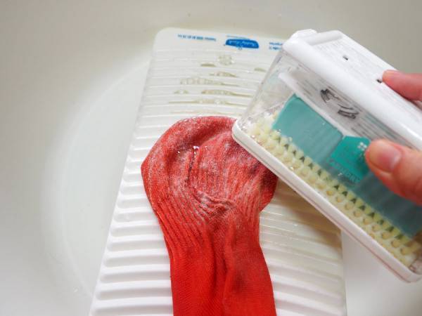 コロコロ転がすだけでしっかり泡立つ。石鹸を収納しながら汚れを落とせる、「石鹸ケース」[PR]