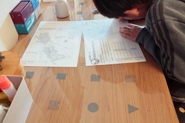 大切なデスクを傷から守る。シンプル＆北欧テイストで長く使える「kukka ja puuのデスクマット」[PR]