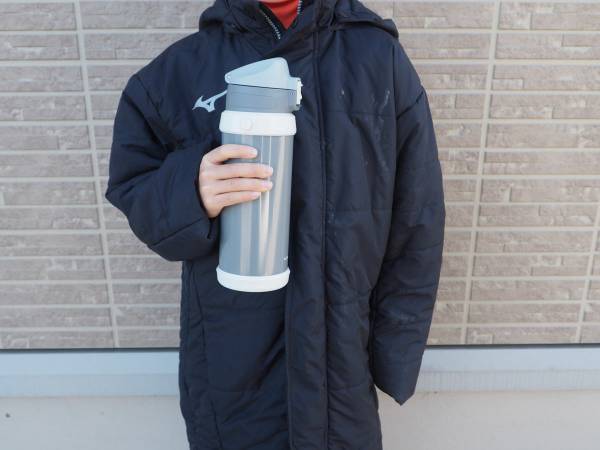 600mlの水筒では物足りないキッズたちに。冬のスポーツ時にもゴクゴク飲める、800mlのキッズボトルが新登場[PR]