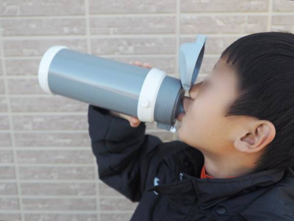 600mlの水筒では物足りないキッズたちに。冬のスポーツ時にもゴクゴク飲める、800mlのキッズボトルが新登場[PR]