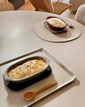 オーブン料理のハードルをぐーんと下げて、冬ごはんの幸福度はぐぐぐーんとアップ！ボンモマン耐熱皿のある暮らし【インスタグラマーさんのもの選び】[PR]