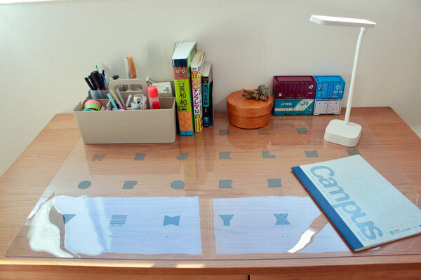 自分の部屋でもリビングでも。場所を選ばず、手元を照らす。「コードレスデスクライト」[PR]