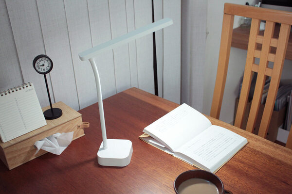 自分の部屋でもリビングでも。場所を選ばず、手元を照らす。「コードレスデスクライト」[PR]
