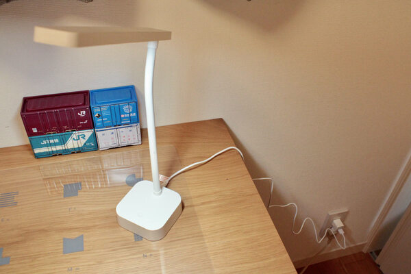 自分の部屋でもリビングでも。場所を選ばず、手元を照らす。「コードレスデスクライト」[PR]