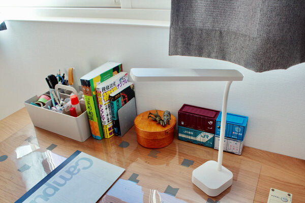 自分の部屋でもリビングでも。場所を選ばず、手元を照らす。「コードレスデスクライト」[PR]