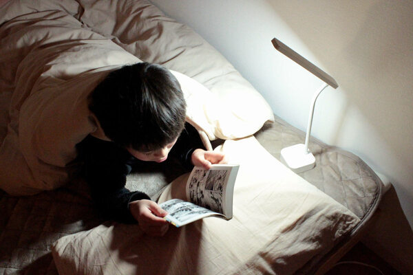 自分の部屋でもリビングでも。場所を選ばず、手元を照らす。「コードレスデスクライト」[PR]