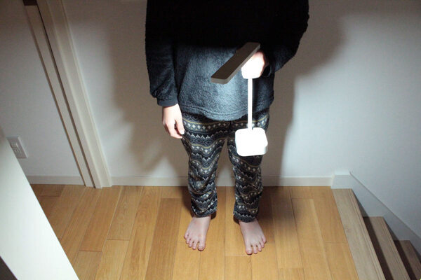 自分の部屋でもリビングでも。場所を選ばず、手元を照らす。「コードレスデスクライト」[PR]