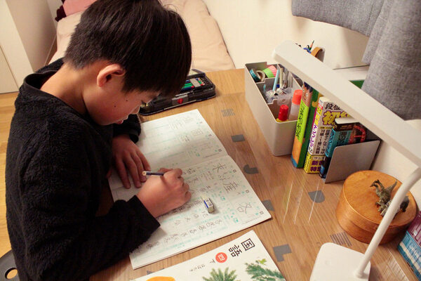 自分の部屋でもリビングでも。場所を選ばず、手元を照らす。「コードレスデスクライト」[PR]