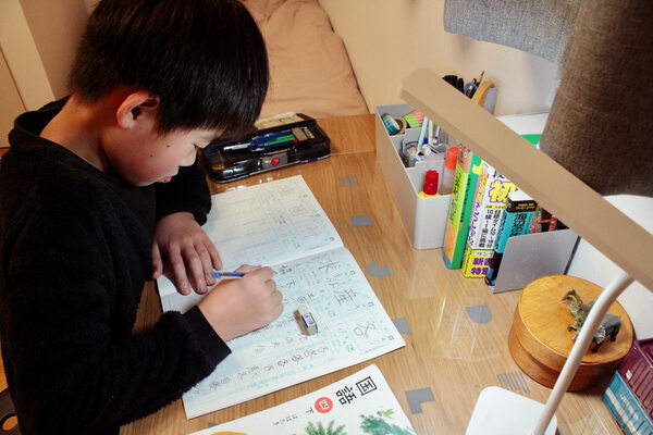 自分の部屋でもリビングでも。場所を選ばず、手元を照らす。「コードレスデスクライト」[PR]