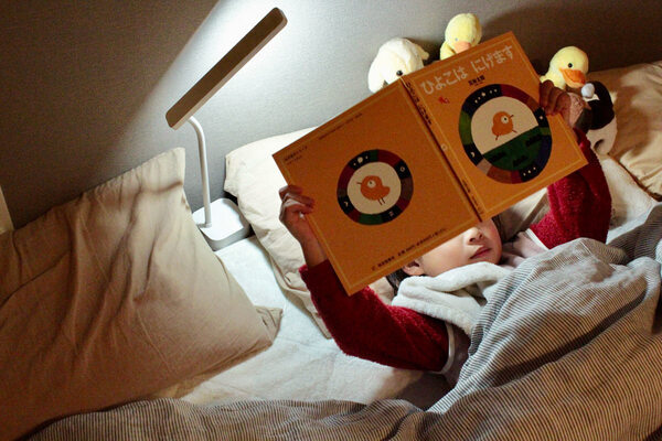 自分の部屋でもリビングでも。場所を選ばず、手元を照らす。「コードレスデスクライト」[PR]
