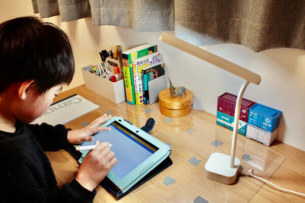 自分の部屋でもリビングでも。場所を選ばず、手元を照らす。「コードレスデスクライト」[PR]