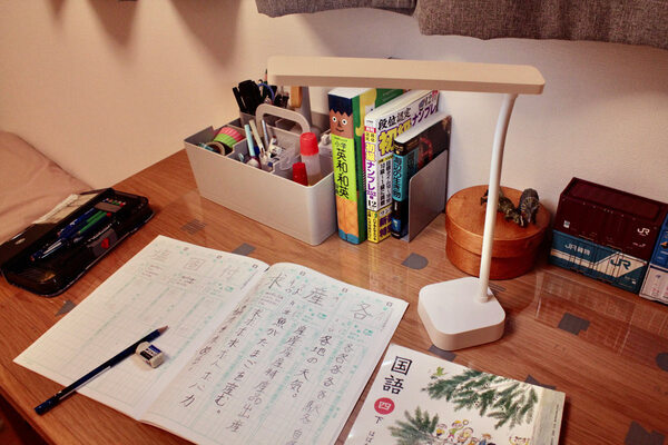 自分の部屋でもリビングでも。場所を選ばず、手元を照らす。「コードレスデスクライト」[PR]