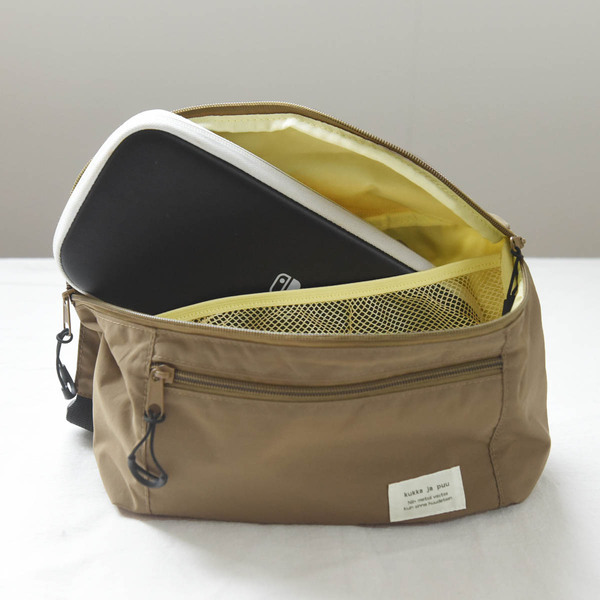 イマドキ小学生の必需品！放課後のお出かけは、クッカヤプー「ゲーム機がしっかり入る ボディバッグ」1つで楽ちんに。[PR]