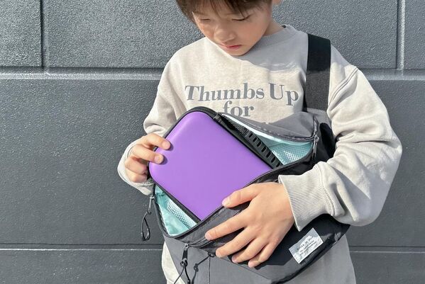 イマドキ小学生の必需品！放課後のお出かけは、クッカヤプー「ゲーム機がしっかり入る ボディバッグ」1つで楽ちんに。[PR]