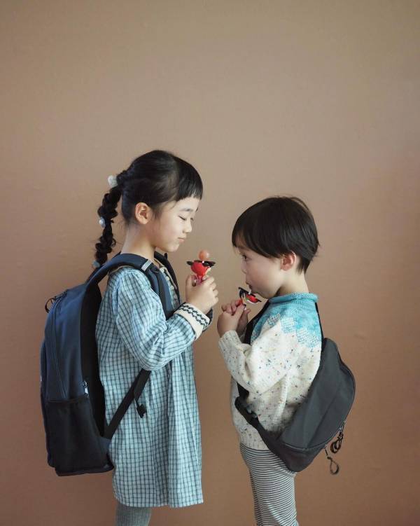 イマドキ小学生の必需品！放課後のお出かけは、クッカヤプー「ゲーム機がしっかり入る ボディバッグ」1つで楽ちんに。[PR]