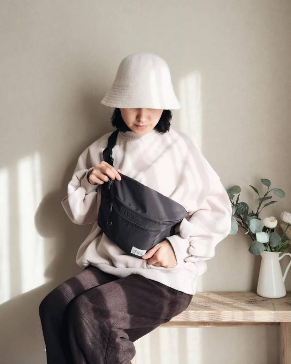 イマドキ小学生の必需品！放課後のお出かけは、クッカヤプー「ゲーム機がしっかり入る ボディバッグ」1つで楽ちんに。[PR]