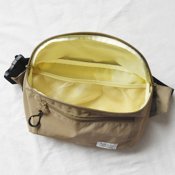 イマドキ小学生の必需品！放課後のお出かけは、クッカヤプー「ゲーム機がしっかり入る ボディバッグ」1つで楽ちんに。[PR]