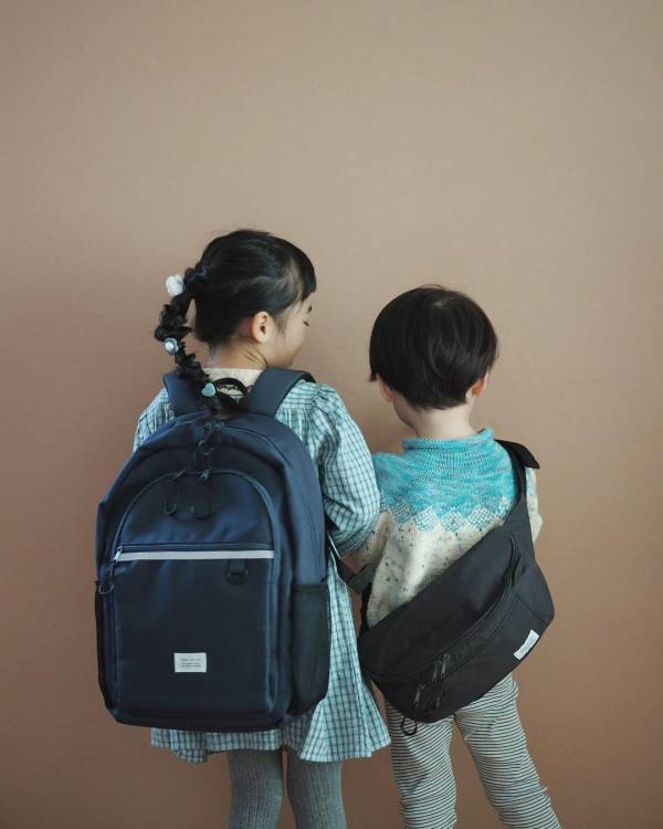 イマドキ小学生の必需品！放課後のお出かけは、クッカヤプー「ゲーム機がしっかり入る ボディバッグ」1つで楽ちんに。[PR]