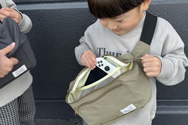 イマドキ小学生の必需品！放課後のお出かけは、クッカヤプー「ゲーム機がしっかり入る ボディバッグ」1つで楽ちんに。[PR]