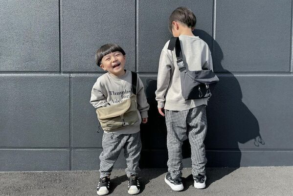 イマドキ小学生の必需品！放課後のお出かけは、クッカヤプー「ゲーム機がしっかり入る ボディバッグ」1つで楽ちんに。[PR]