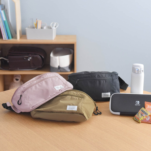 イマドキ小学生の必需品！放課後のお出かけは、クッカヤプー「ゲーム機がしっかり入る ボディバッグ」1つで楽ちんに。[PR]