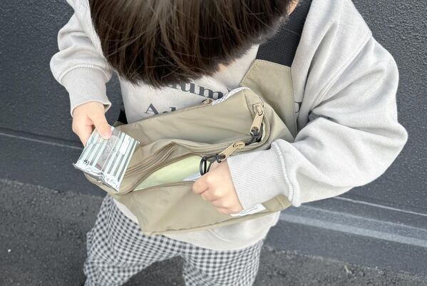 イマドキ小学生の必需品！放課後のお出かけは、クッカヤプー「ゲーム機がしっかり入る ボディバッグ」1つで楽ちんに。[PR]