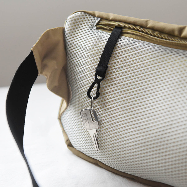 イマドキ小学生の必需品！放課後のお出かけは、クッカヤプー「ゲーム機がしっかり入る ボディバッグ」1つで楽ちんに。[PR]