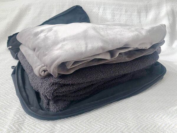 トランクからリュックひとつの旅行まで。かさばる荷物をギュッと圧縮！トラベルポーチみんなの使い方[PR]